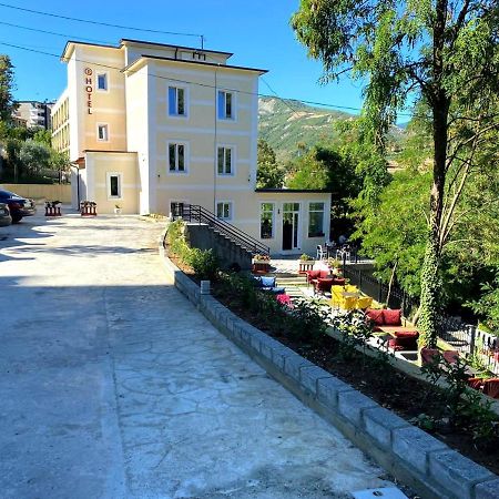 R Hotel Corovode Bagian luar foto