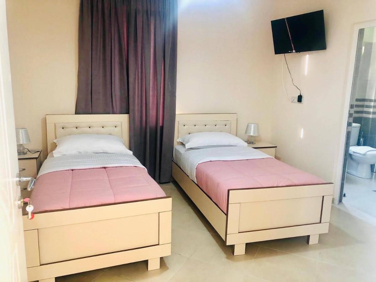 R Hotel Corovode Bagian luar foto