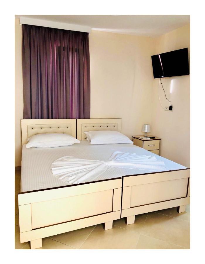 R Hotel Corovode Bagian luar foto