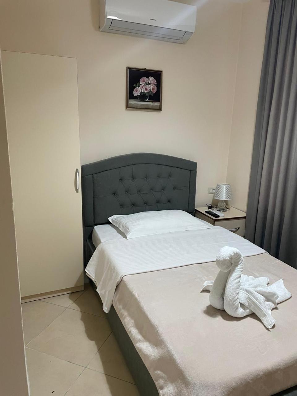 R Hotel Corovode Bagian luar foto