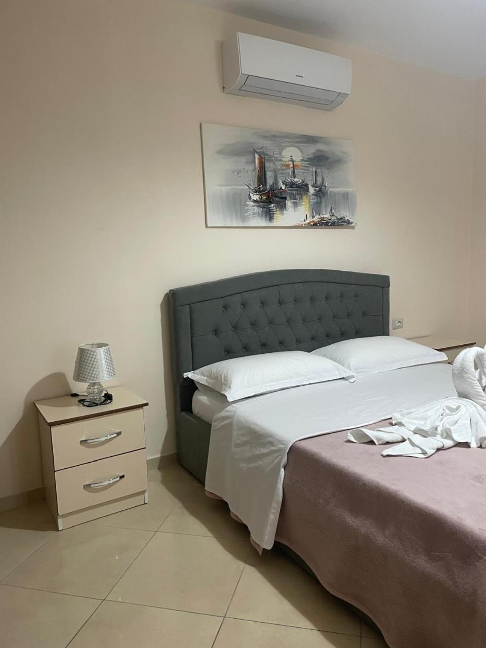 R Hotel Corovode Bagian luar foto