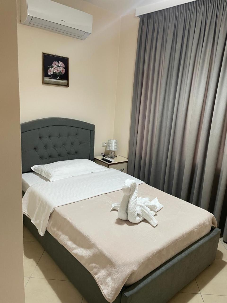 R Hotel Corovode Bagian luar foto
