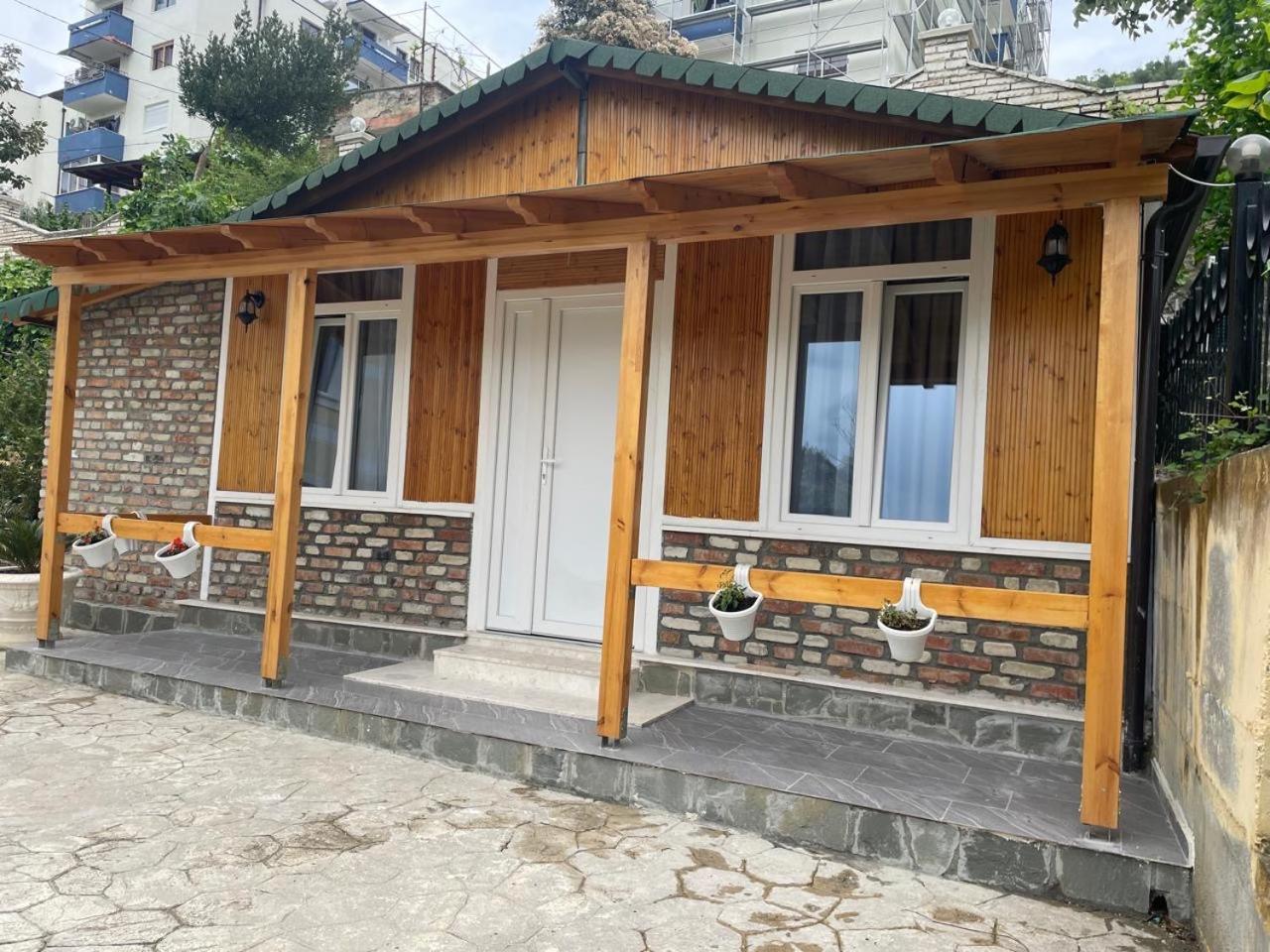 R Hotel Corovode Bagian luar foto