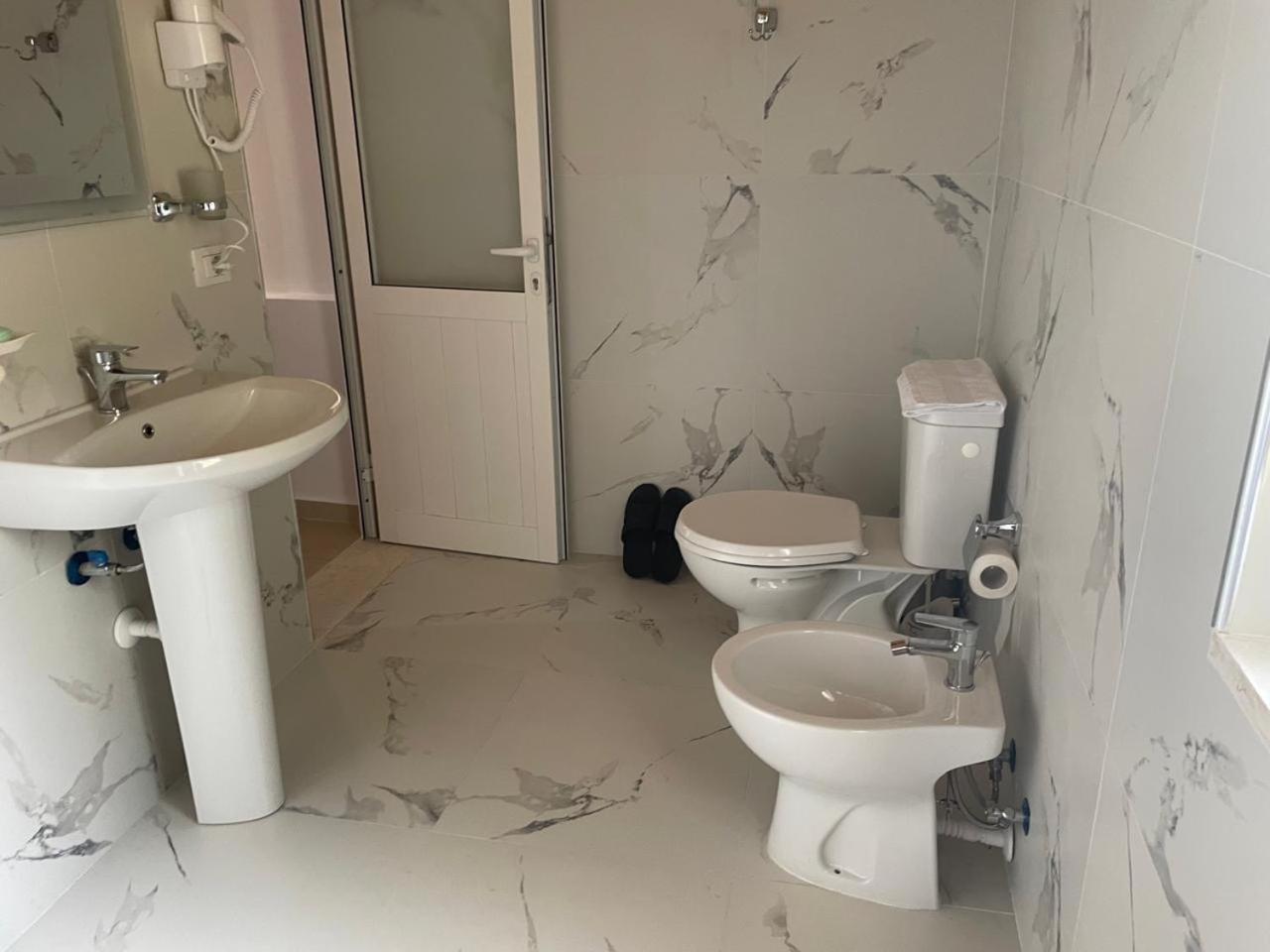 R Hotel Corovode Bagian luar foto