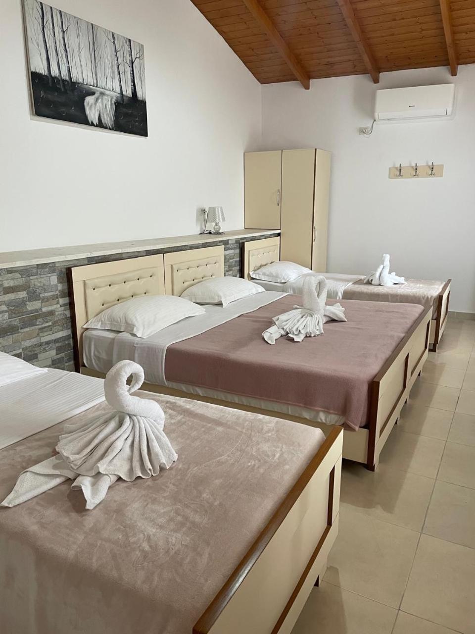 R Hotel Corovode Bagian luar foto