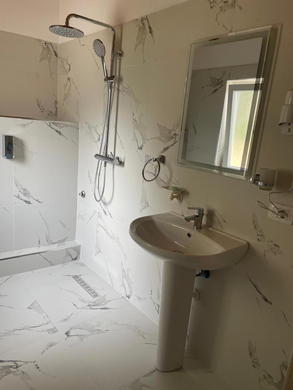 R Hotel Corovode Bagian luar foto